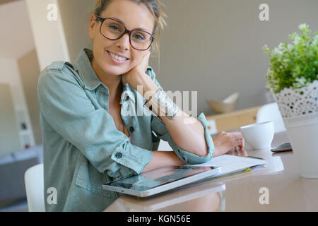 Portrait de jeune fille à la mode le travail à domicile sur tablette Banque D'Images