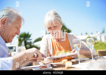 Senior couple enjoying repas au restaurant en plein air Banque D'Images