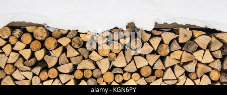 Bois de sciage couvertes de neige. la texture d'hiver. Banque D'Images