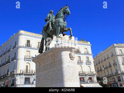 Statue équestre le roi Carlos III, la Plaza de la Puerta del Sol, le centre-ville de Madrid, Espagne Banque D'Images