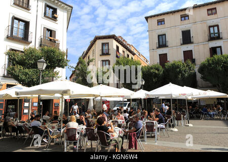 Café de la rue de la chaussée sur la Plaza de San Ildefonso square, Malasana, centre-ville de Madrid, Espagne Banque D'Images