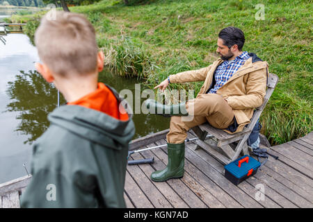 Père et fils avec tiges de pêche Banque D'Images