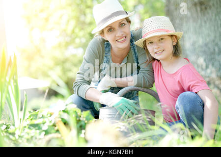 Portrait de Mère et fille ensemble de jardinage Banque D'Images