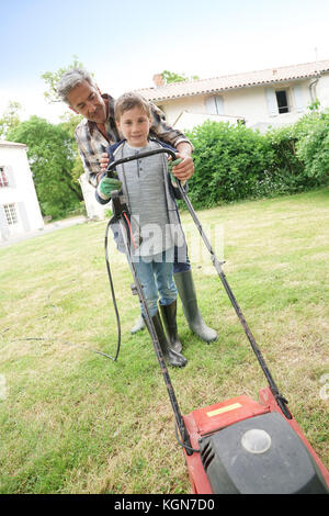 Père et fils la pelouse ensemble Banque D'Images