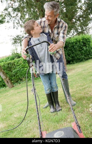 Père et fils la pelouse ensemble Banque D'Images