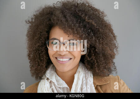 Portrait of cheerful trendy girl race mixte Banque D'Images