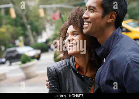 Ethnic couple walking in new york city street Banque D'Images