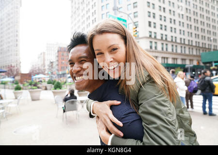 Cheerful couple à new york city street Banque D'Images