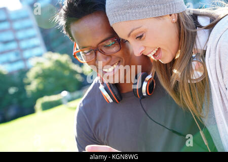 Hipster couple laughing at the park à new york Banque D'Images