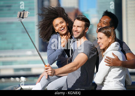 Groupe d'amis prenant photo selfies, manhattan en arrière-plan Banque D'Images