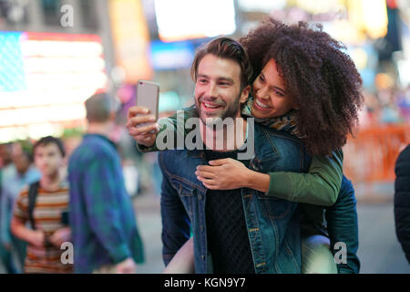 Couple at times square prendre photo selfies Banque D'Images