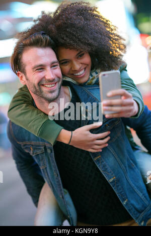 Couple at times square prendre photo selfies Banque D'Images