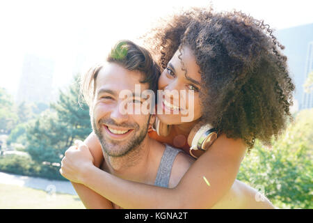 Man giving piggyback ride pour femme à central park Banque D'Images