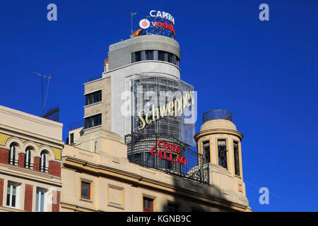 Neon signes sur les bâtiments annonce Callao plaza square dans le centre-ville de Madrid, Espagne Banque D'Images