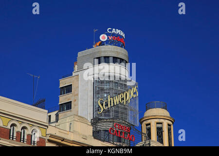 Neon signes sur les bâtiments annonce Callao plaza square dans le centre-ville de Madrid, Espagne Banque D'Images