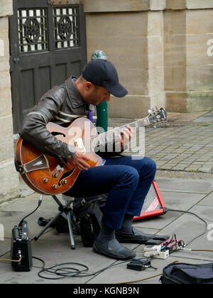 L'homme de la rue et en jouant de la guitare Brighton Angleterre Banque D'Images