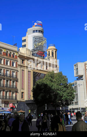 Neon signes sur les bâtiments annonce Callao plaza square dans le centre-ville de Madrid, Espagne Banque D'Images