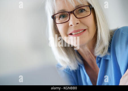 Portrait of senior woman wearing eyeglasses Banque D'Images