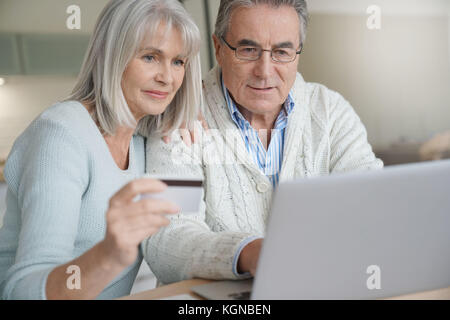 Couple l'achat sur internet avec carte de crédit Banque D'Images