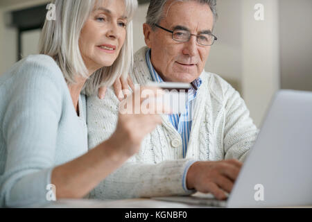 Couple l'achat sur internet avec carte de crédit Banque D'Images