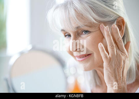 Portrait of senior woman crème anti-vieillissement Banque D'Images