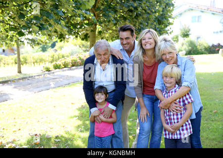 Portrait de famille heureuse à la maison des grands-parents Banque D'Images