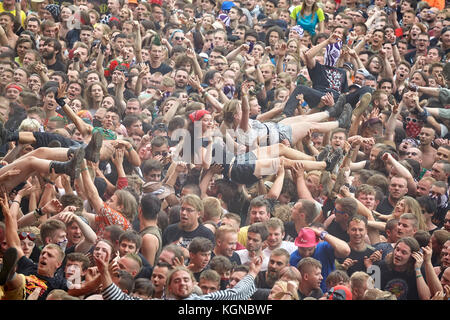 Nowy, Pologne - 05 août 2017 : Les gens s'amuser à un concert au cours du 23e Festival de Woodstock de la Pologne. Banque D'Images