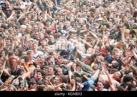 Nowy, Pologne - 05 août 2017 : Les gens s'amuser à un concert au cours du 23e Festival de Woodstock de la Pologne. Banque D'Images
