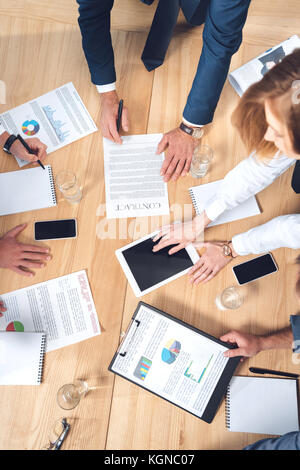 Businesspeople having conversation Banque D'Images