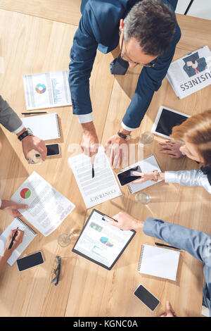 Businesspeople having conversation Banque D'Images