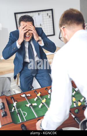 Hommes d'playing table football Banque D'Images