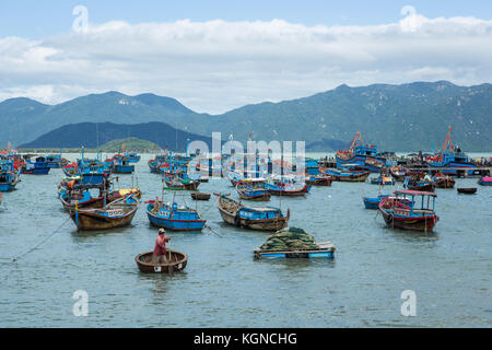 En bois traditionnel vieux bateaux vietnamiens et les bateaux de pêche ronde chai thung. local bambou tressé panier bateaux amarrés près de Harbour coracle ou le Vietnam. Banque D'Images