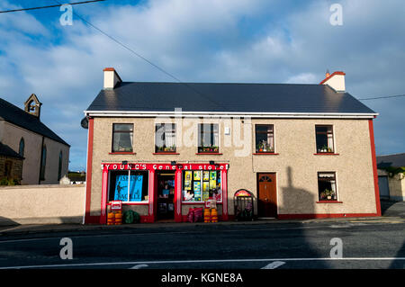 Ardara, comté de Donegal, Irlande. Nov 9, 2017. L'analyse des données du Recensement de l'an dernier par Pobal montre que les petites villes ont connu plus de privations durant la dernière décennie que tout autre type de communauté. Pobal agit comme intermédiaire pour les programmes financés par le gouvernement irlandais et l'Union européenne. Pobal dit communes comptant entre 1 000 et 5 000 personnes ont été les plus durement touchés au cours de la dernière décennie de récession et de reprise. Crédit : Richard Wayman/Alamy Live News Banque D'Images