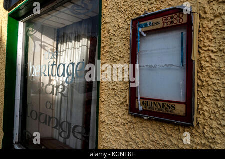 Ardara, comté de Donegal, Irlande. Nov 9, 2017. L'analyse des données du Recensement de l'an dernier par Pobal montre que les petites villes ont connu plus de privations durant la dernière décennie que tout autre type de communauté. Pobal agit comme intermédiaire pour les programmes financés par le gouvernement irlandais et l'Union européenne. Pobal dit communes comptant entre 1 000 et 5 000 personnes ont été les plus durement touchés au cours de la dernière décennie de récession et de reprise. Crédit : Richard Wayman/Alamy Live News Banque D'Images