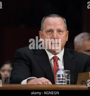 Washington DC, USA. 8 novembre, 2017. Todd Wilkinson, président-directeur général d'entrust data corp tesitifies à une audience du Congrès sur la date de l'audience. violation dispose le témoignage d'un jour et à un ancien fonctionnaire qui a travaillé sur la réponse à Yahoo !'s 2013 Violation de données, qui l'entreprise a annoncé le mois dernier a touché toutes les 3 milliards des comptes utilisateurs, ainsi que l'actuel et l'ancien chef d'Equifax, qui a subi une violation 2017 signalés à affecter environ 145 millions de personnes, y compris les renseignements personnels et financiers. Banque D'Images