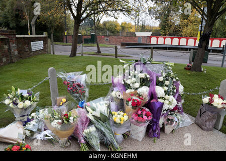 Croydon, Royaume-Uni. 09Th Nov, 2017. Les fleurs sont portées à l'occasion du dévoilement du monument commémoratif marquant le premier anniversaire de l'accident de tram de Croydon. Une cérémonie privée a eu lieu sur le site de l'accident dans la région de Glenwood Apartments Croydon. Crédit : 9.11.2017 theodore liasi/Alamy Live News Banque D'Images