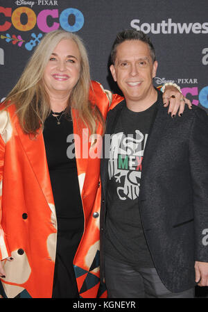 Los Angeles, Californie, États-Unis. 8 novembre 2017. 8 novembre 2017 - Los Angeles, Californie États-Unis - réalisateur LEE UNKRICH, producteur DARLA K ANDERSON à la première de ''Coco'' au El Capitan Theater, Hollywood, Los Angeles CA. Crédit : Paul Fenton/ZUMA Wire/Alamy Live News Banque D'Images