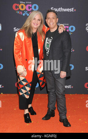 Los Angeles, Californie, États-Unis. 8 novembre 2017. 8 novembre 2017 - Los Angeles, Californie États-Unis - réalisateur LEE UNKRICH, producteur DARLA K ANDERSON à la première de ''Coco'' au El Capitan Theater, Hollywood, Los Angeles CA. Crédit : Paul Fenton/ZUMA Wire/Alamy Live News Banque D'Images