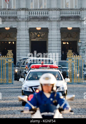 6 novembre 2017 - Tokyo, Japon - 6 novembre 2017. La police de Tokyo Motorsicle escorte le cortège du président américain Trump alors qu'ils vivent dans le palais d'Akasaka. Photo par : Ramiro Agustin Vargas Tabares (crédit image : © via ZUMA Wire) Banque D'Images