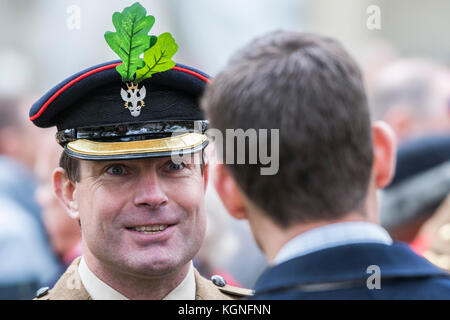 L'Abbaye de Westminster, Londres, Royaume-Uni. Nov 9, 2017. Les membres du Régiment mercie porter des feuilles de chêne dans leur chapeau lorsqu'à la douane, en commémoration de leur rôle dans la protection d'un roi prendre refuge dans un arbre de chêne - Prince Harry visite le domaine du souvenir à l'abbaye de Westminster et rencontre le doyen de Westminster, le président de l'usine de pavot et le président national de la Royal British Legion. Il a déposé une Croix du Souvenir en face de croix de bois des tombes de soldats britanniques inconnus. Après le "Last Post" et d'un deux minutes de silence il a rencontré des anciens combattants. Crédit : Guy Bell/Alamy Live News Banque D'Images