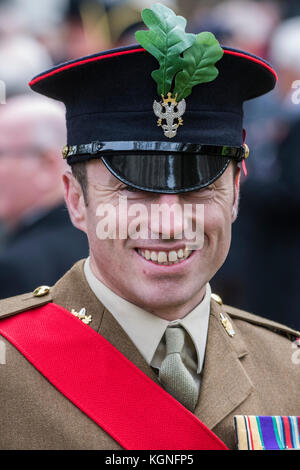 L'Abbaye de Westminster, Londres, Royaume-Uni. Nov 9, 2017. Les membres du Régiment mercie porter des feuilles de chêne dans leur chapeau lorsqu'à la douane, en commémoration de leur rôle dans la protection d'un roi prendre refuge dans un arbre de chêne - Prince Harry visite le domaine du souvenir à l'abbaye de Westminster et rencontre le doyen de Westminster, le président de l'usine de pavot et le président national de la Royal British Legion. Il a déposé une Croix du Souvenir en face de croix de bois des tombes de soldats britanniques inconnus. Après le "Last Post" et d'un deux minutes de silence il a rencontré des anciens combattants. Crédit : Guy Bell/Alamy Live News Banque D'Images