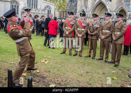 L'Abbaye de Westminster, Londres, Royaume-Uni. Nov 9, 2017. Les membres du Régiment mercie porter des feuilles de chêne dans leur chapeau lorsqu'à la douane, en commémoration de leur rôle dans la protection d'un roi prendre refuge dans un arbre de chêne - Prince Harry visite le domaine du souvenir à l'abbaye de Westminster et rencontre le doyen de Westminster, le président de l'usine de pavot et le président national de la Royal British Legion. Il a déposé une Croix du Souvenir en face de croix de bois des tombes de soldats britanniques inconnus. Après le "Last Post" et d'un deux minutes de silence il a rencontré des anciens combattants. Crédit : Guy Bell/Alamy Live News Banque D'Images