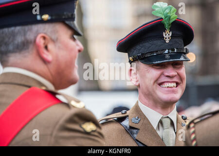 L'Abbaye de Westminster, Londres, Royaume-Uni. Nov 9, 2017. Les membres du Régiment mercie porter des feuilles de chêne dans leur chapeau lorsqu'à la douane, en commémoration de leur rôle dans la protection d'un roi prendre refuge dans un arbre de chêne - Prince Harry visite le domaine du souvenir à l'abbaye de Westminster et rencontre le doyen de Westminster, le président de l'usine de pavot et le président national de la Royal British Legion. Il a déposé une Croix du Souvenir en face de croix de bois des tombes de soldats britanniques inconnus. Après le "Last Post" et d'un deux minutes de silence il a rencontré des anciens combattants. Crédit : Guy Bell/Alamy Live News Banque D'Images