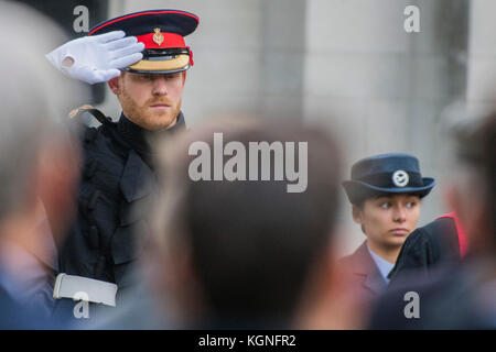 L'Abbaye de Westminster, Londres, Royaume-Uni. Nov 9, 2017. Le prince Harry visite le domaine du souvenir à l'abbaye de Westminster et rencontre le doyen de Westminster, le président de l'usine de pavot et le président national de la Royal British Legion. Il a déposé une Croix du Souvenir en face de croix de bois des tombes de soldats britanniques inconnus. Après le "Last Post" et d'un deux minutes de silence il a rencontré des anciens combattants. Crédit : Guy Bell/Alamy Live News Banque D'Images