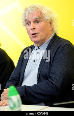 Hong Kong, Chine. 09Th nov, 2017. Simon Rattle parle lors d'une conférence de presse sur les concerts de la Berliner Philharmoniker en Asie au Goethe Institut le 9 novembre 2017 à hong kong. crédit : geisler-fotopress/Alamy live news Banque D'Images