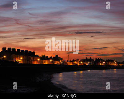 Sheerness, Kent, UK. Nov 9, 2017. Météo France : grand couleurs dans le ciel au coucher du soleil derrière Marine Parade. Credit : James Bell/Alamy Live News Banque D'Images