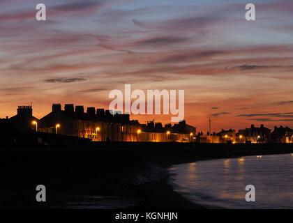 Sheerness, Kent, UK. Nov 9, 2017. Météo France : grand couleurs dans le ciel au coucher du soleil derrière Marine Parade. Credit : James Bell/Alamy Live News Banque D'Images