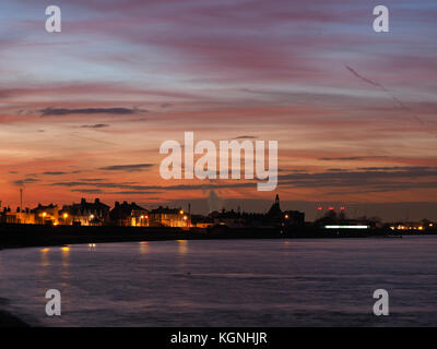 Sheerness, Kent, UK. Nov 9, 2017. Météo France : grand couleurs dans le ciel au coucher du soleil derrière Marine Parade. Credit : James Bell/Alamy Live News Banque D'Images