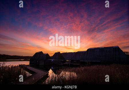 Réserve naturelle de brockholes. 9 nov, 2017. uk. météo fiery incroyable coucher du soleil sur la fiducie de la faune du Lancashire, réserve naturelle de brockholes, après un bel après-midi à Preston, lancashire. Photo par : Paul heyes/Alamy live news Banque D'Images