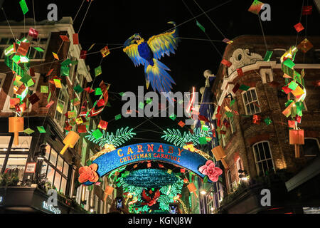 Londres, Royaume-Uni. 9 nov, 2017. grandes foules assister pour regarder un superbe écran de lumières de Noël avec un carnaval thème d'oiseaux tropicaux et de palmiers à l'interrupteur des lumières de Noël de Carnaby street à crédit : amer ghazzal/Alamy live news Banque D'Images